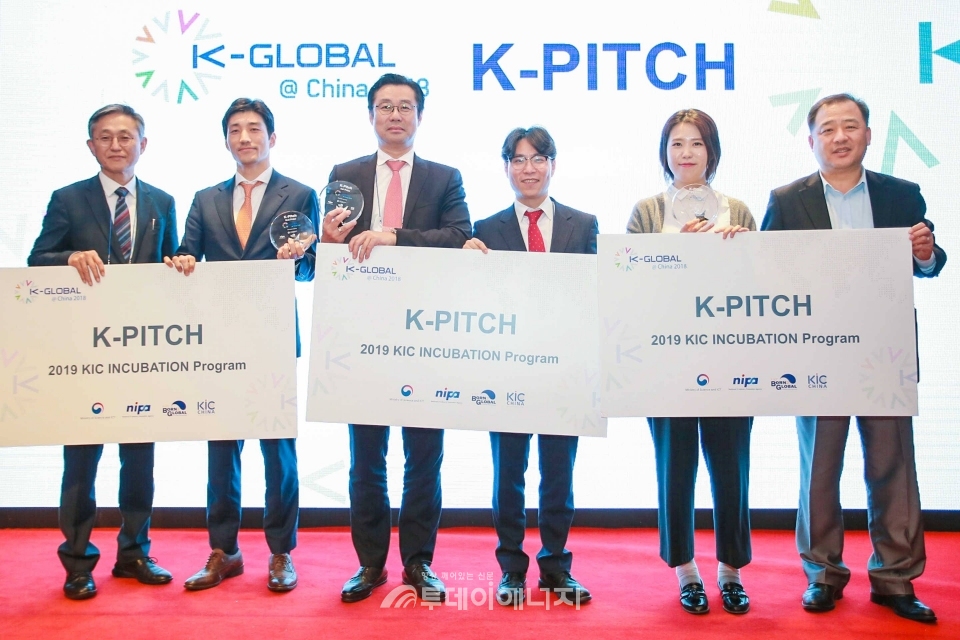 김서영 하이리움 대표(좌 3번째)가  K-글로벌@차이나 2018 스타트업 피칭대회에서 우승을 차지한 이후 기념사진을 촬영하고 있다.