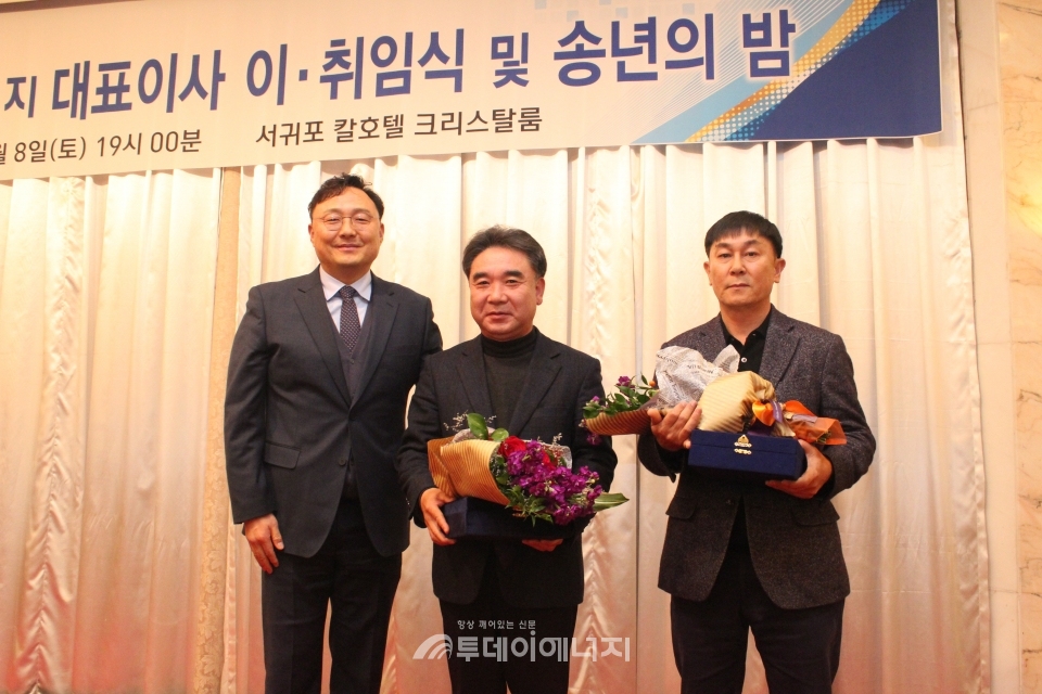 김영탁 한라에너지 회장이 퇴임하는 이형우 사장(가운데), 이승돌 전 전무에게 공로패를 전달한 후 기념 촬영을 하고 있다.