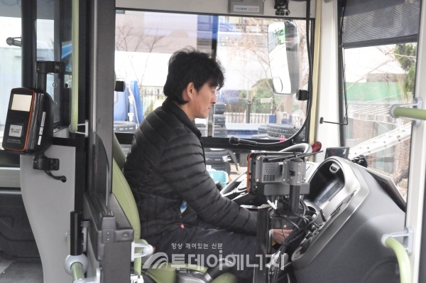 버스기사가 수소버스에 시동을 걸고 있다.