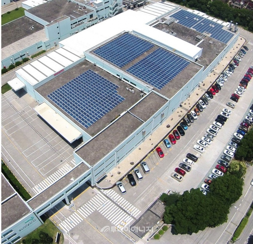 일본 카오그룹의 에히메 생산공장 지붕에 설치된 태양광발전설비.