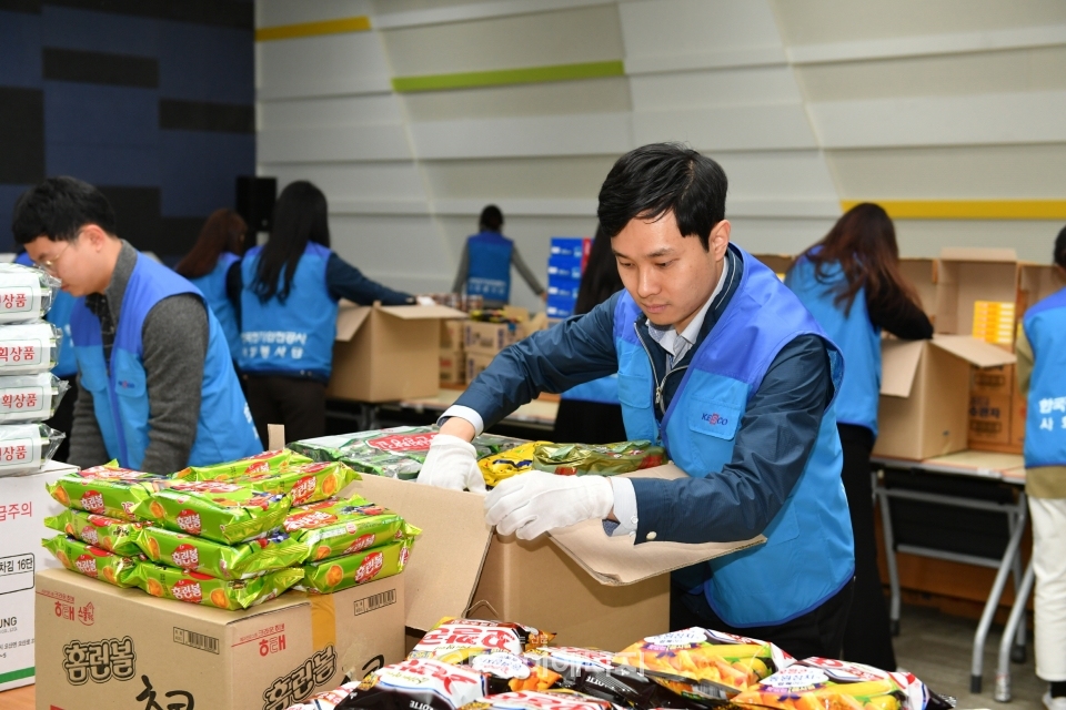한국전기안전공사 임직원들이 취약가정 어린이들을 위한 식료품을 포장하고 있다.