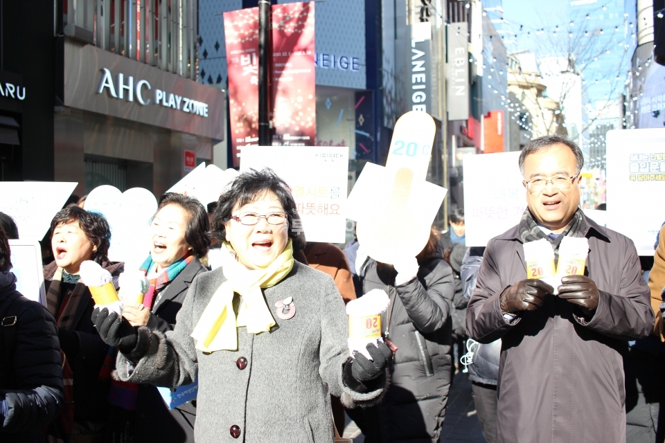 이상홍 한국에너지공단 부이사장(우)이 서울 명동거리에서 실시한 겨울철 에너지절약 홍보 캠페인에 참여하고 있다.