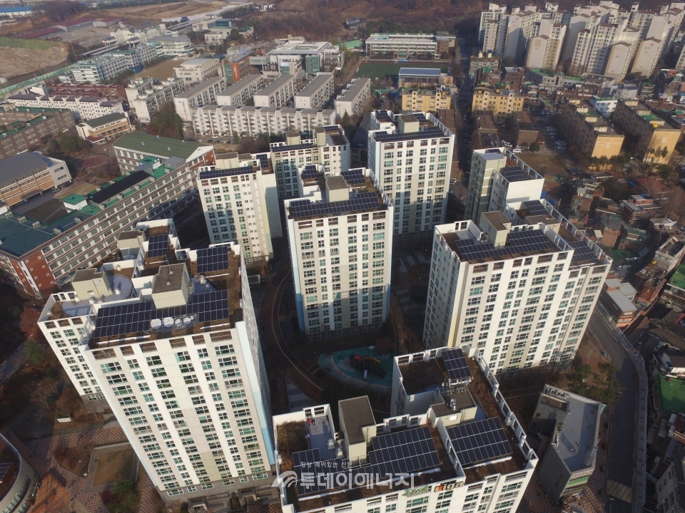 주택 태양광 대여사업으로 한화큐셀 큐피크 모듈을 설치한 서울시 중랑구 망우동 중랑숲리가 아파트.