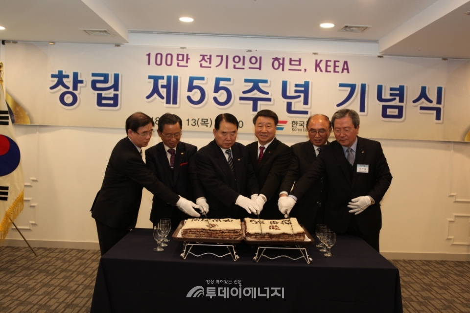 김선복 전기기술인협회 회장(좌 번째)과 관계자들이 창립 55주년 기념식에서 기념 떡을 자르고 있다.