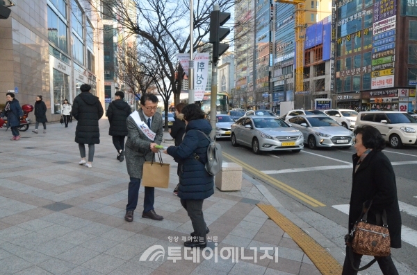 나윤호 경동도시가스 사장(좌)이 현대백화점 울산점 앞에서 시민에게 가스안전 홍보 유인물을 나눠주고 있다.