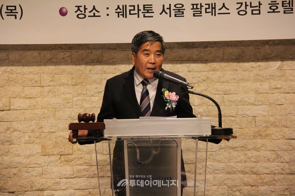임철호 한국지하수·지열협회 신임 회장이 취임사를 하고 있다.