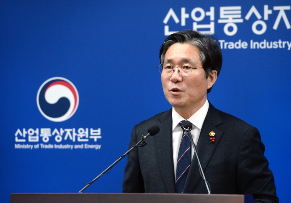 성윤모 산업통상자원부 장관이 2019년 업무보고와 관련한 브리핑을 하고 있다.