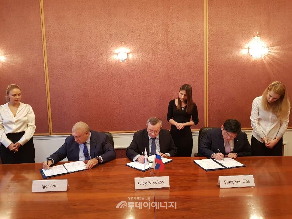 차성수 원자력환경공단 이사장(우 1번째)이  Igor Igin NO RAO 사장(좌 1번째) ,  Oleg Kryukov Rosatom본부장과 3자간 업무협약서에 서명하고 있다.