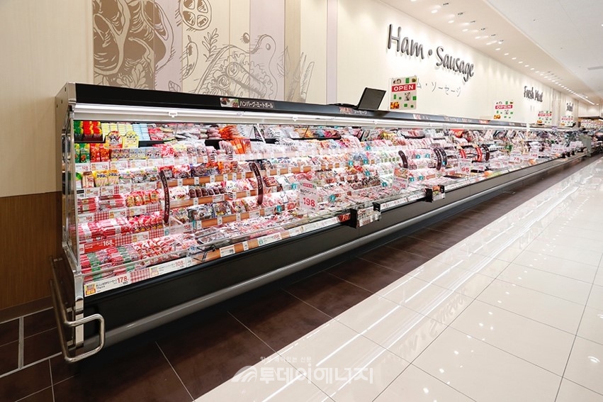 일본 슈퍼마켓 체인인 후지는 냉장 쇼케이스시스템의 에너지 효율 개선을 위해 친환경 GWP 저감 냉매인 솔스티스N40 제품을 도입했다.