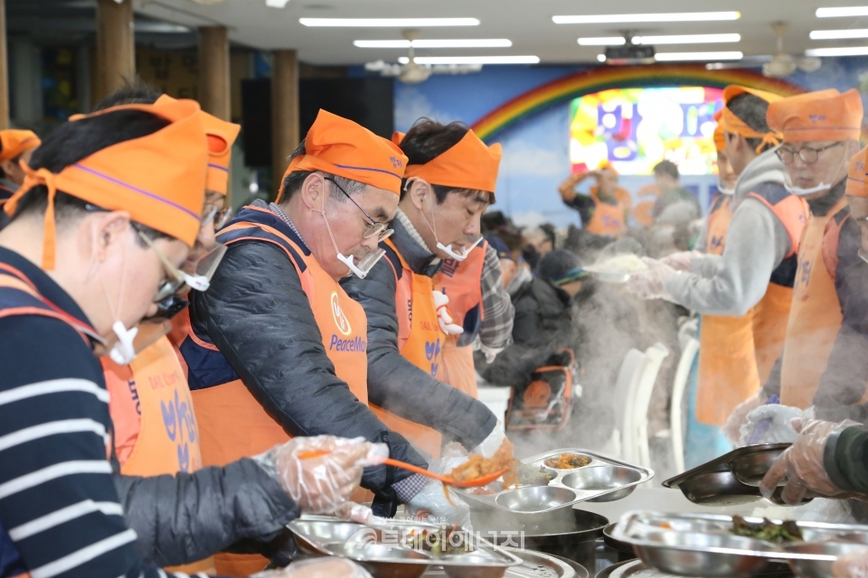 홍원의 한전산업개발 대표이사(좌 4번째)와 나누리사회봉사단이 급식 봉사를 하고 있다.