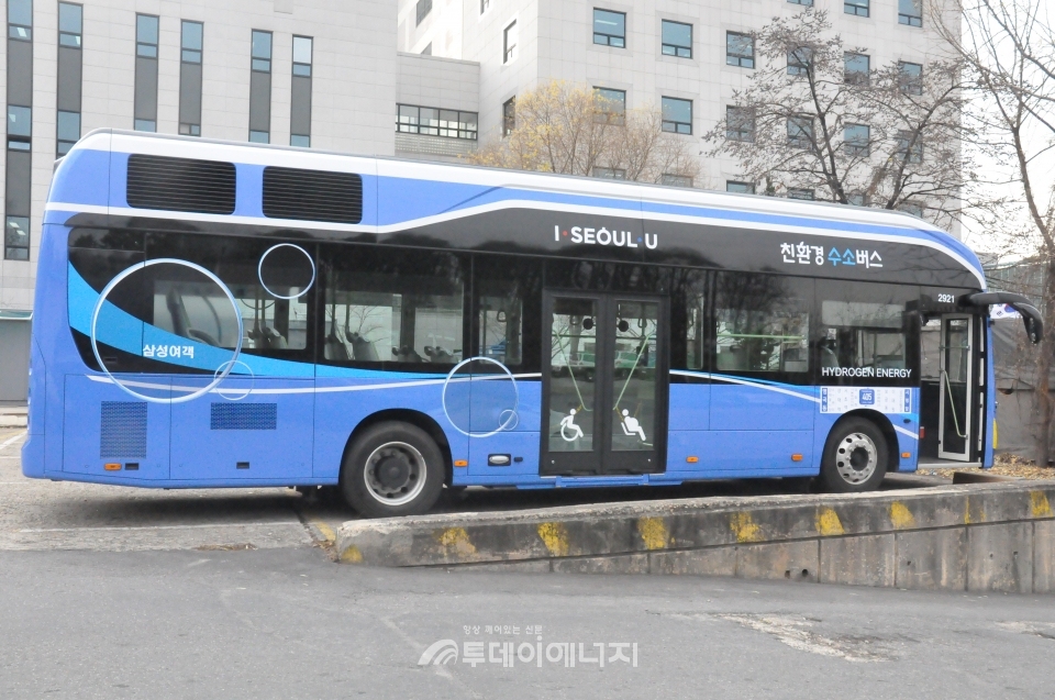 지난해 11월부터 시범운영을 시작한 서울시 405번 수소버스.