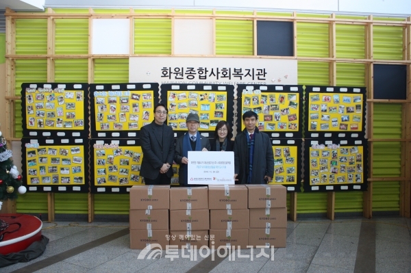대성산업가스 김형태 대표이사(왼쪽 두 번째)가 화원종합사회복지관에 아동청소년용 교육도서를 전달하고 있다.