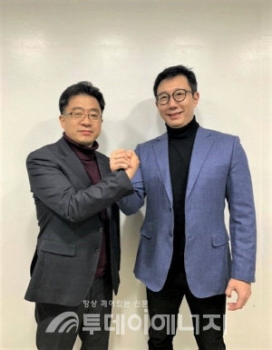 정정용 씽크라이온 대표(좌)와 김재형 비즈모델라인 대표가 업무협약을 맺고 기념촬영을 하고 있다.