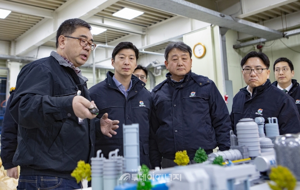 허세홍 GS칼텍스 사장(좌 2번째)이 기술연구소 설비에 대한 설명을 듣고 있다.