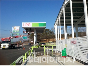 경기도에 소재한 무폴로 운영되고 있는 LPG충전소의 전경.