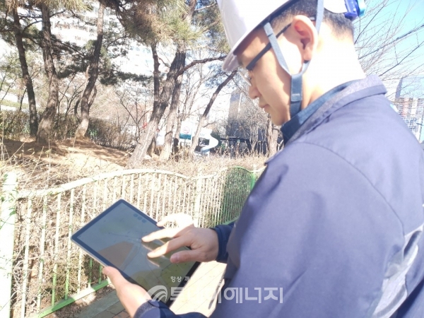 서울도시가스 직원이 현장에서 자체 안전관리 앱에 접속해 업무를 보고 있다.