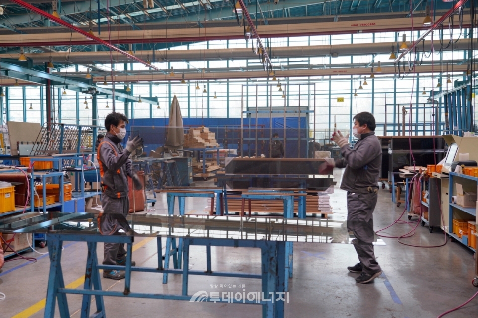 이건라움 공장에서 관계자들이 슬라이딩 도어제품을 생산하고 있다.