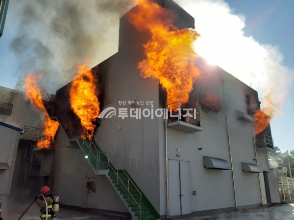 울산 대성산업가스 ESS 화재 진압 현장 모습(사진 제공: 울산남부소방서).