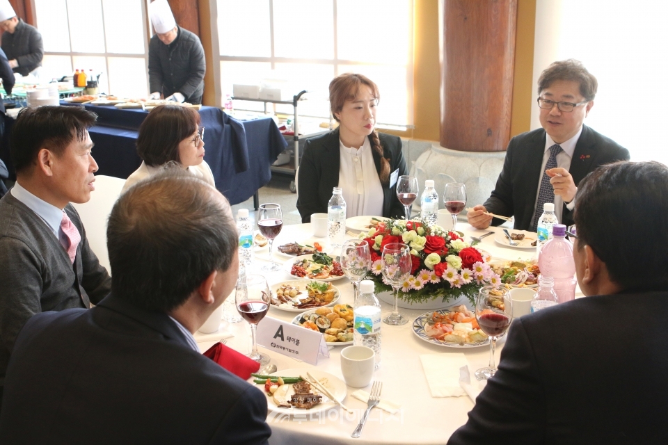 박일준 한국동서발전 사장이 신입사원 가족들과 오찬을 함께하고 있다.