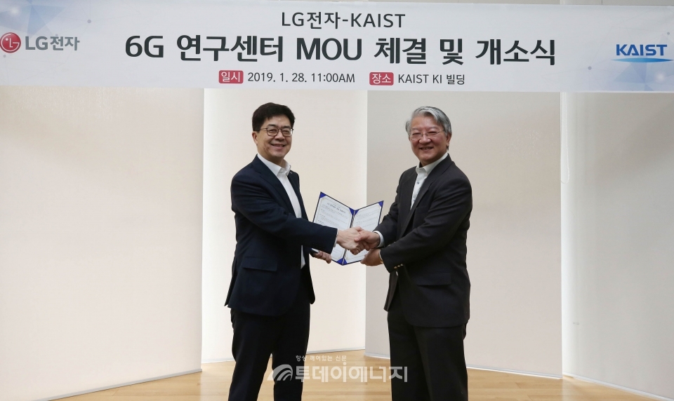 LG전자 CTO인 박일평 사장(좌)과 이상엽 KI연구원장이 ‘LG전자-KAIST 6G 연구센터’ 설립 기념촬영을 하고 있다.