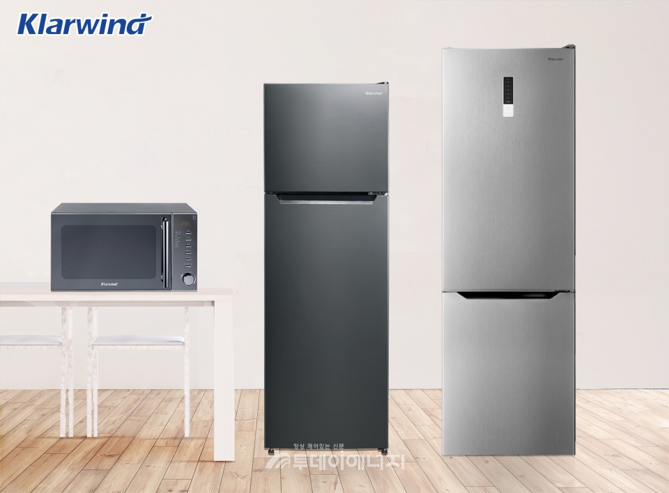캐리어에어컨 클라윈드 미러형 전자레인지, 블랙메탈 냉장고, 메탈 콤비 냉장고(좌부터).