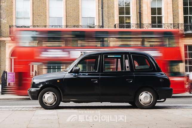 영국 런던시에서 운행 중인 택시.