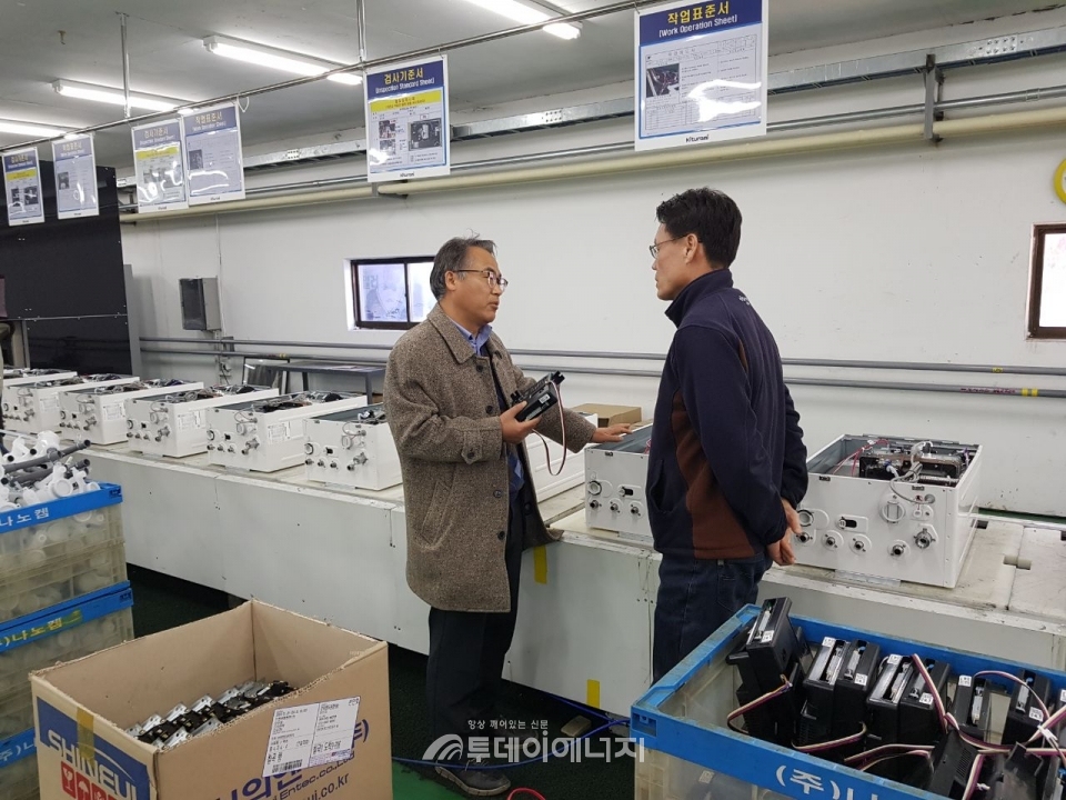 박종곤 한국가스안전공사 대구경북지역본부장(좌)이 귀뚜라미 설비를 점검하고 있다.