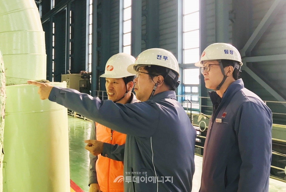 한국동서발전 경영진들이 발전시설 현장 안전점검을 시행하고 있다.