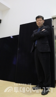 김동섭 신성이엔지 신임 사장이 PowerXT 430W 앞에서 기념촬영하고 있다.