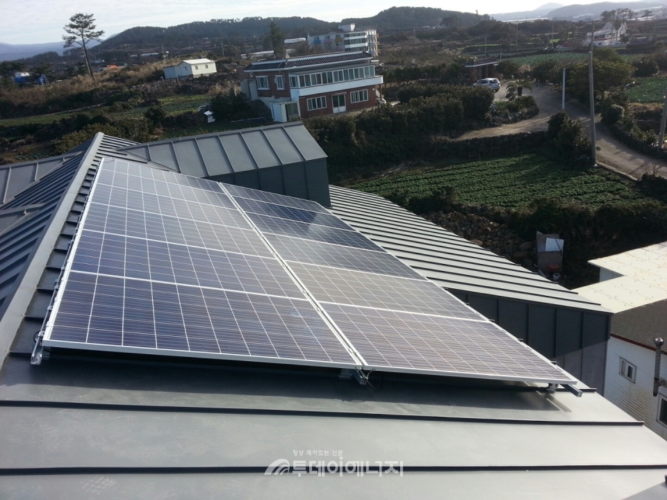 건물 지붕에 설치된 태양광발전시설(사진제공: 제주특별자치도청).
