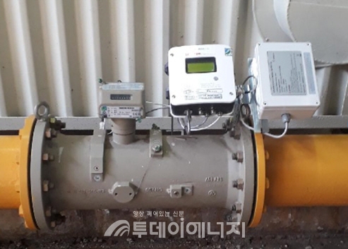대용량 사용 고객의 가스계량기에 원격형 온도압력보정기가 설치돼 있다.