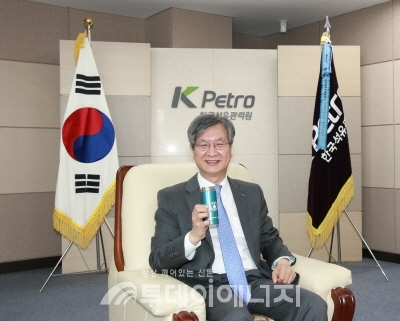 손주석 한국석유관리원 이사장이 ‘플라스틱 프리 챌린지’에 동참, 텀블러를 사용하고 있다.
