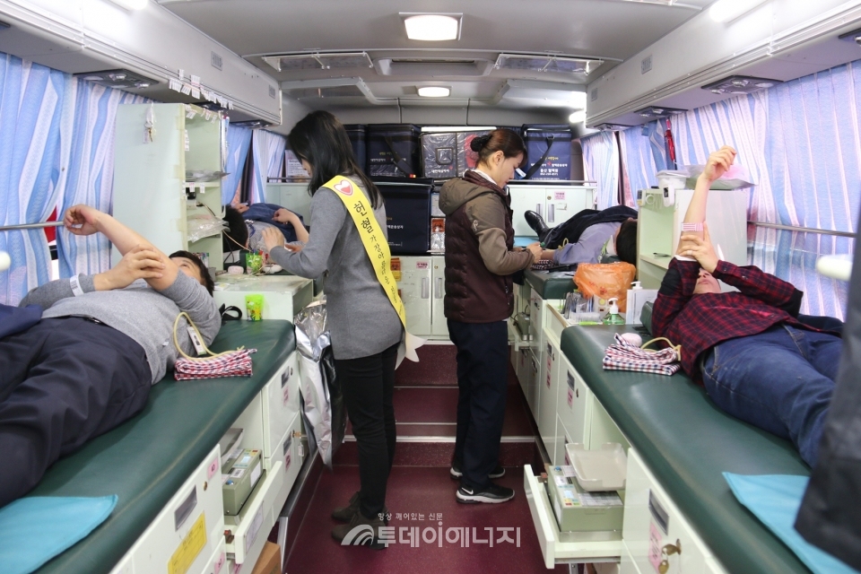 한국원자력환경공단 관계자들이 헌혈봉사를 하고 있다.
