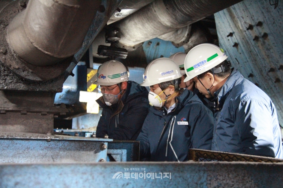 한국서부발전 임원진들이 석탄이송설비 안전점검을 진행하고 있다.