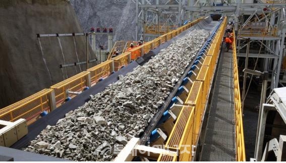 광물자원공사가 지분 10%를 확보하고 있는 파나마의 '꼬브레 파나마'  광산이 시험생산에 들어갔다.