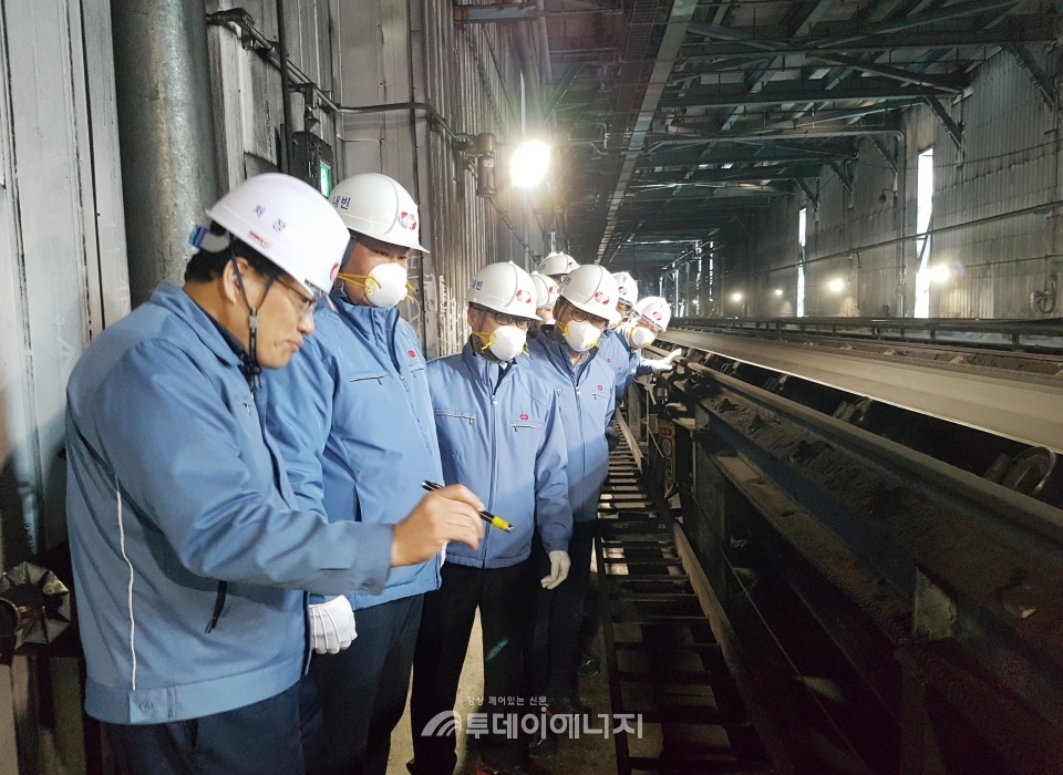 동서발전 이사진들이 당진화력본부 현장 내 석탄취급설비의 안전 상태를 점검하고 있다.