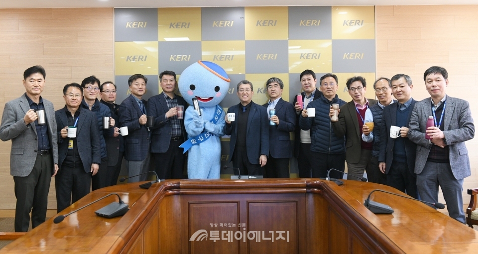 최규하 한국전기연구원 원장(좌 8번째)을 비롯한 경영간부 및 연구원 캐릭터 '꼬꼬마케리'가 '플라스틱 프리 챌린지' 인증샷을 찍고 있다.