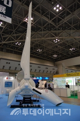 6.월드스마트에너지위크 Wind EXPO에 전시된 풍력발전기용 블레이드.