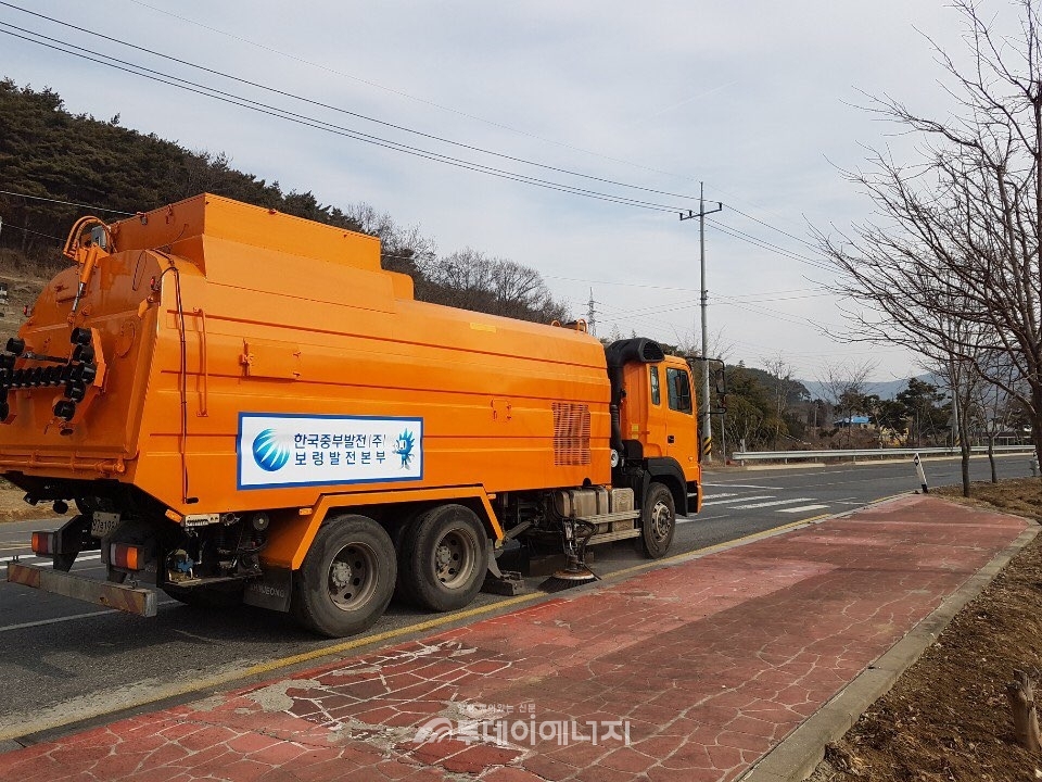 한국중부발전에서 보유 중인 진공흡입 청소차가 도로를 청소하고 있다.
