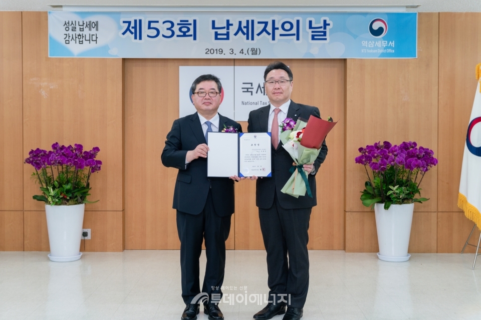 신현욱 한국그런포스펌프 대표(우)와 현석 역삼세무서 서장이 기념촬영을 하고 있다.
