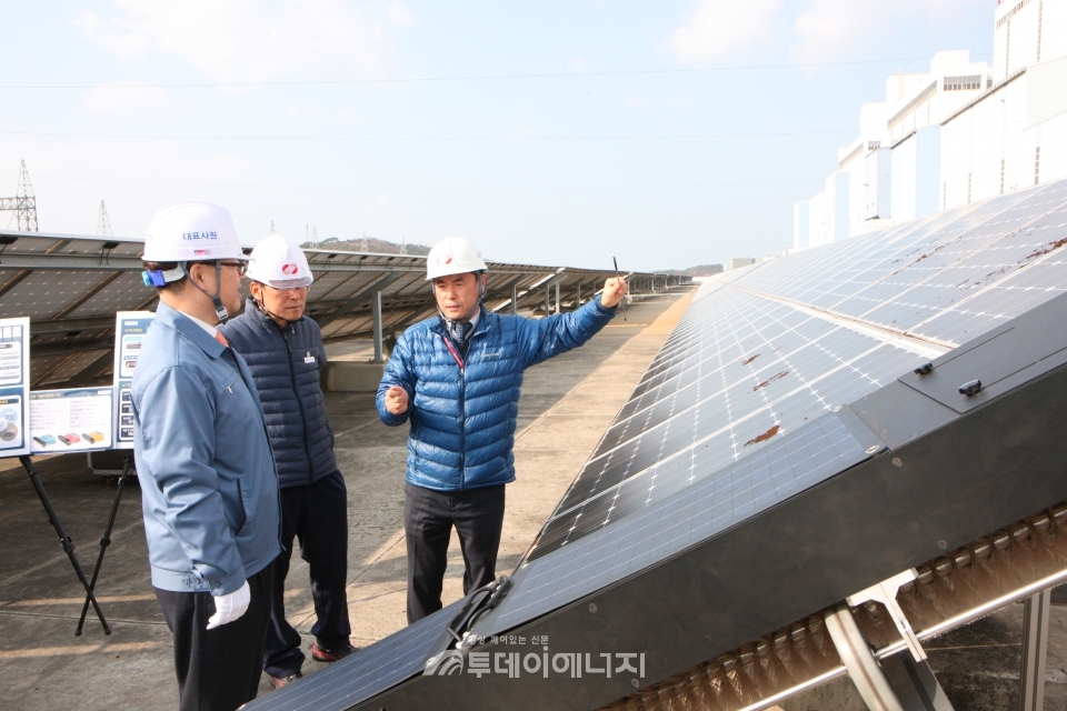 박일준 동서발전 사장(좌)이 당진화력 터빈건물 옥상에 설치된 에코센스 사의 태양광 청소로봇에 대한 설명을 듣고 있다.