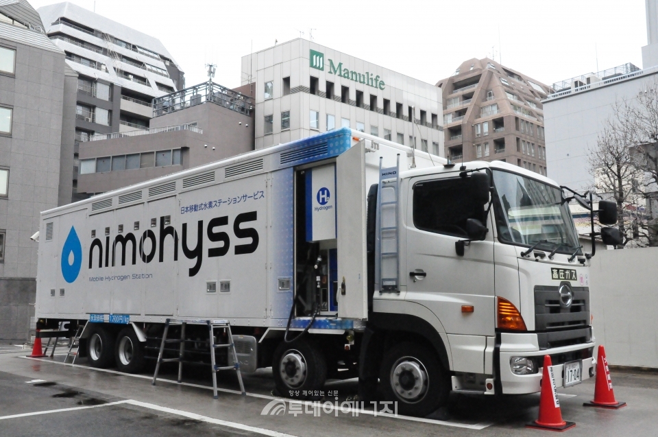 일본 도쿄 지요다구에 위치한 니모히스 이동식수소충전소 트레일러.