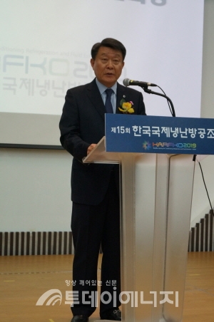 노환용 한국냉동공조산업협회 회장이 ‘제15회 한국국제냉난방공조전’ 개막식에서 인사말을 하고 있다.