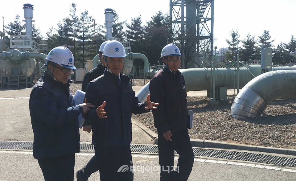 김영두 사장 직무대리(좌 2번째)가 인천지역본부 경서관리소를 현장점검하고 있다.