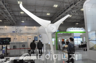 한국신재생에너지(주)의 3kW급 소형풍력발전기.