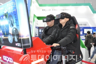 참관객들이 한국전력 부스에 마련된 VR 전기차 시뮬레이션을 체험하고 있다.