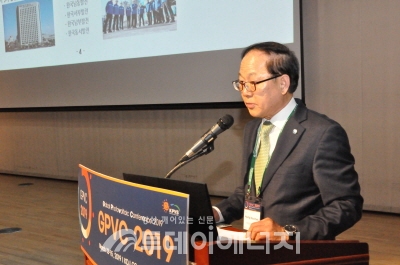 박형구 한국중부발전 사장이 기조연설을 하고 있다.