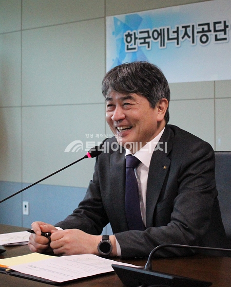 김창섭 한국에너지공단 이사장이 에너지효율화사업에 대해 설명을 하고 있다.