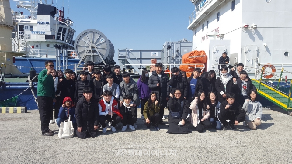 해양인 육성 프로젝트에 참여한 청소년들이 기념촬영하고 있다.