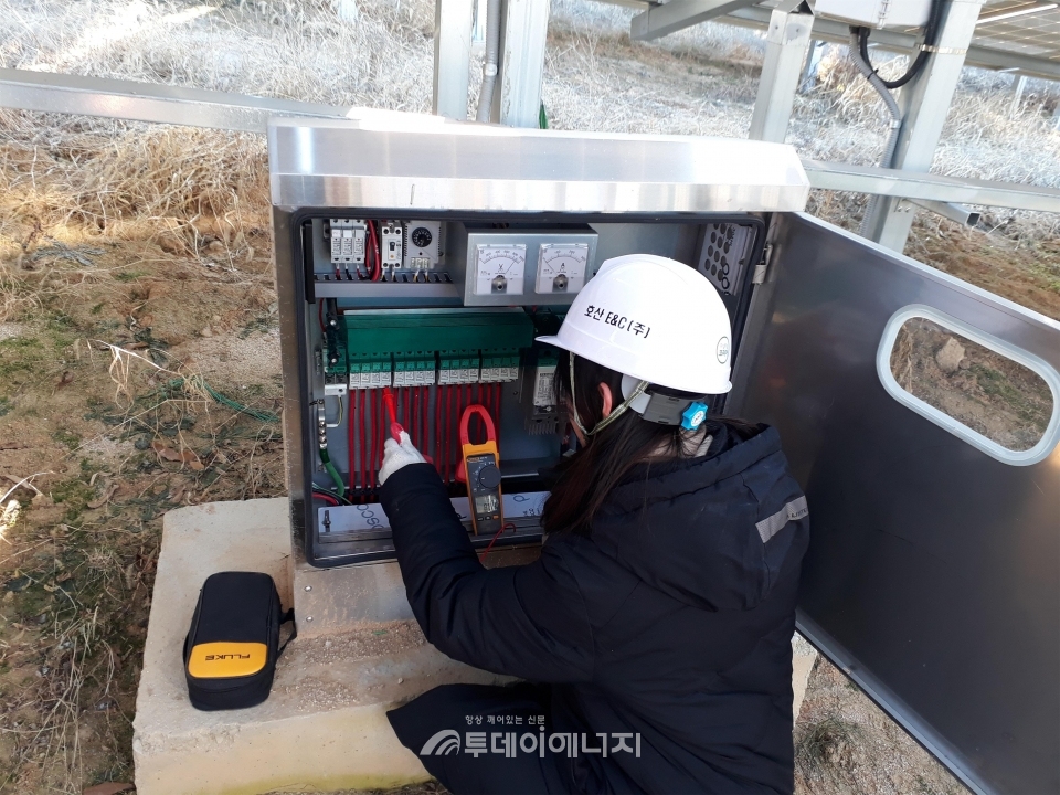 솔라시스템 관계자가 태양광발전소 배전설비를 점검하고 있다.